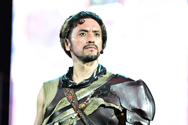 NIBELUNGEN FESTSPIELE. Schauspieler Miguel Torres Umba während der Fotoprobe zu den Nibelungen Festspielen Die Hunnenkönigin am 15.07.2026 vor dem Kaiserdom Worms. 20260715MWI112950 *** NIBELUNGEN FESTIVAL Actor Miguel Torres Umba during the photo shoot for the Nibelungen Festival’s production of *The Hun Queen* on July 15, 2026, in front of the Imperial Cathedral in Worms 20260715MWI112950