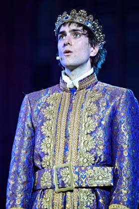 NIBELUNGEN FESTSPIELE. Schauspieler Paul Marianne Furtwängler während der Fotoprobe zu den Nibelungen Festspielen Die Hunnenkönigin am 15.07.2026 vor dem Kaiserdom Worms. 20260715MWI112966 *** NIBELUNGEN FESTIVAL Actor Paul Marianne Furtwängler during the photo shoot for the Nibelungen Festival’s production of *The Hun Queen* on July 15, 2026, in front of the Imperial Cathedral in Worms 20260715MWI112966