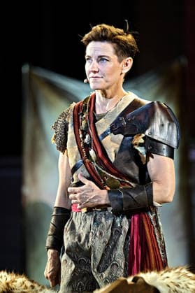 NIBELUNGEN FESTSPIELE. Schauspielerin Anna Martine Freeman während der Fotoprobe zu den Nibelungen Festspielen Die Hunnenkönigin am 15.07.2026 vor dem Kaiserdom Worms. 20260715MWI113101 *** NIBELUNGEN FESTIVAL Actress Anna Martine Freeman during the photo shoot for the Nibelungen Festival, *The Hun Queen*, on July 15, 2026, in front of the Imperial Cathedral in Worms 20260715MWI113101