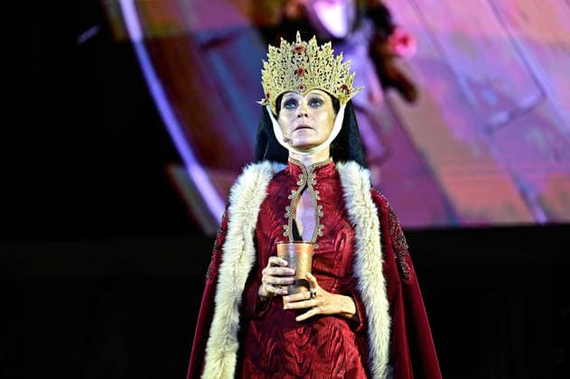 NIBELUNGEN FESTSPIELE. Schauspielerin Jeanette Hain während der Fotoprobe zu den Nibelungen Festspielen Die Hunnenkönigin am 15.07.2026 vor dem Kaiserdom Worms. 20260715MWI113124 *** NIBELUNGEN FESTIVAL Actress Jeanette Hain during a photo shoot for the Nibelungen Festival, *The Hun Queen*, on July 15, 2026, in front of the Imperial Cathedral in Worms 20260715MWI113124