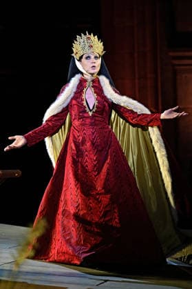 NIBELUNGEN FESTSPIELE. Schauspielerin Jeanette Hain während der Fotoprobe zu den Nibelungen Festspielen Die Hunnenkönigin am 15.07.2026 vor dem Kaiserdom Worms. 20260715MWI113133 *** NIBELUNGEN FESTIVAL Actress Jeanette Hain during a photo shoot for the Nibelungen Festival *The Queen of the Huns* on July 15, 2026, in front of the Imperial Cathedral in Worms 20260715MWI113133