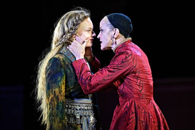 NIBELUNGEN FESTSPIELE. Schauspielerin Maria Dragus und Jeanette Hain während der Fotoprobe zu den Nibelungen Festspielen Die Hunnenkönigin am 15.07.2026 vor dem Kaiserdom Worms. 20260715MWI113166 *** NIBELUNGEN FESTIVAL Actresses Maria Dragus and Jeanette Hain during the photo shoot for the Nibelungen Festival’s production of *The Hun Queen* on July 15, 2026, in front of the Imperial Cathedral in Worms 20260715MWI113166