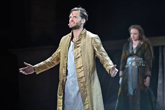 NIBELUNGEN FESTSPIELE. Schauspieler Vinzenz Wagner während der Fotoprobe zu den Nibelungen Festspielen Die Hunnenkönigin am 15.07.2026 vor dem Kaiserdom Worms. 20260715MWI113240 *** NIBELUNGEN FESTIVAL Actor Vinzenz Wagner during the photo shoot for the Nibelungen Festival’s production of *The Hun Queen* on July 15, 2026, in front of the Imperial Cathedral in Worms 20260715MWI113240