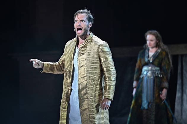 NIBELUNGEN FESTSPIELE. Schauspieler Vinzenz Wagner während der Fotoprobe zu den Nibelungen Festspielen Die Hunnenkönigin am 15.07.2026 vor dem Kaiserdom Worms. 20260715MWI113245 *** NIBELUNGEN FESTIVAL Actor Vinzenz Wagner during the photo shoot for the Nibelungen Festival, *The Hun Queen*, on July 15, 2026, in front of the Imperial Cathedral in Worms 20260715MWI113245