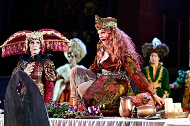 Entertainment Themen der Woche KW29 NIBELUNGEN FESTSPIELE. Schauspielerin Maria Dragus und Jeanette Hain während der Fotoprobe zu den Nibelungen Festspielen Die Hunnenkönigin am 15.07.2026 vor dem Kaiserdom Worms. 20260715MWI113295 *** NIBELUNGEN FESTIVAL Actresses Maria Dragus and Jeanette Hain during the photo shoot for the Nibelungen Festival’s production of *The Hun Queen* on July 15, 2026, in front of the Imperial Cathedral in Worms 20260715MWI113295