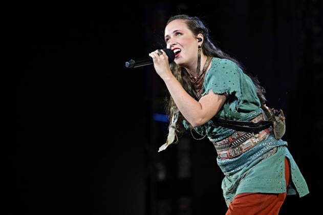 NIBELUNGEN FESTSPIELE. Sängerin Alice Merton während der Fotoprobe zu den Nibelungen Festspielen Die Hunnenkönigin am 15.07.2026 vor dem Kaiserdom Worms. 20260715MWI113441 *** NIBELUNGEN FESTIVAL Singer Alice Merton during the photo shoot for the Nibelungen Festival as the Hun Queen on July 15, 2026, in front of the Imperial Cathedral in Worms 20260715MWI113441