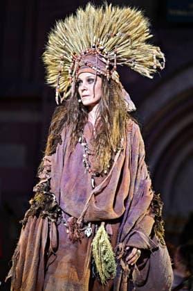 NIBELUNGEN FESTSPIELE. Schauspielerin Jeanette Hain während der Fotoprobe zu den Nibelungen Festspielen Die Hunnenkönigin am 15.07.2026 vor dem Kaiserdom Worms. 20260715MWI112819 *** NIBELUNGEN FESTIVAL Actress Jeanette Hain during the photo shoot for the Nibelungen Festival *The Hun Queen* on July 15, 2026, in front of the Imperial Cathedral in Worms 20260715MWI112819