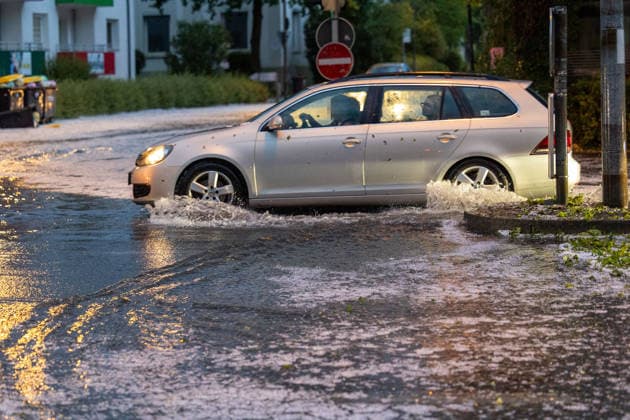 Themenbilder: Hagel in Reutlingen, 15.07.2026, Themenbilder: Hagel in Reutlingen, 15.07.2026, Karlstrasse, hochwasser nach dem Hagel. *** Featured Photos: Hail in Reutlingen, July 15, 2026, Featured Photos: Hail in Reutlingen, July 15, 2026, Karlstrasse, flooding after the hailstorm Copyright: xDROFITSCH EIBNERx EP_ddh