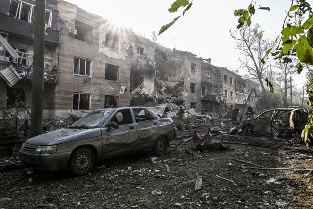 Burnt-out cars are outside a three-storey apartment block damaged by a Russian airstrike, Zaporizhzhia, Ukraine, July 15, 2026. The Russian army attacked the southeastern city with guided aerial bombs, killing three people and injuring at least 15 others. The strikes also damaged critical and civilian infrastructure. (Photo by Dmytro Smolienko Ukrinform) Russia launches another air strike on Zaporizhzhia  Copyright: xDmytroxSmolienkox