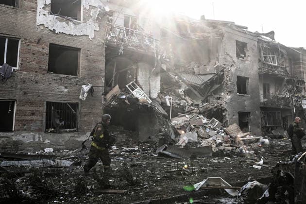A rescuer walks past a three-storey apartment block damaged by a Russian airstrike, Zaporizhzhia, Ukraine, July 15, 2026. The Russian army attacked the southeastern city with guided aerial bombs, killing three people and injuring at least 15 others. The strikes also damaged critical and civilian infrastructure. (Photo by Dmytro Smolienko Ukrinform) Russia launches another air strike on Zaporizhzhia  Copyright: xDmytroxSmolienkox