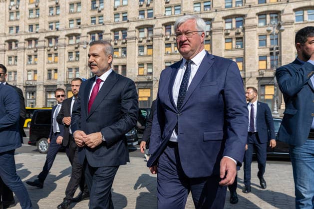 Turkish Foreign Minister Hakan Fidan in Kyiv??????? KYIV, UKRAINE - JULY 16: Turkish Foreign Minister Hakan Fidan (L) and Ukrainian Foreign Minister Andrii Sybiha (R) visit the National Memorial to the People on Independence Square (Maidan Nezalezhnosti) in Kyiv, Ukraine on July 16, 2026. Mustafa Hatipoglu Anadolu Kyiv Ukraine. Editorial use only. Please get in touch for any other usage.  Copyright: x2026xAnadoluxMustafaxHatipoglux