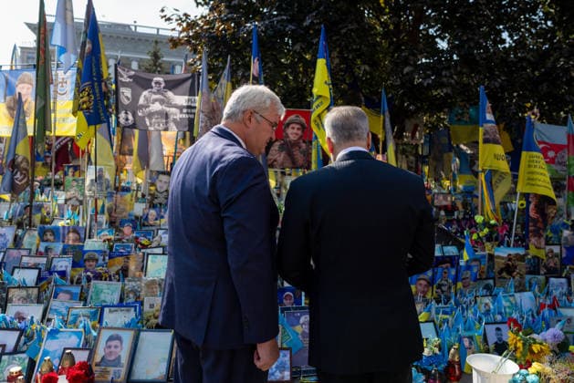 Turkish Foreign Minister Hakan Fidan in Kyiv??????? KYIV, UKRAINE - JULY 16: Turkish Foreign Minister Hakan Fidan (R) and Ukrainian Foreign Minister Andrii Sybiha (L) visit the National Memorial to the People on Independence Square (Maidan Nezalezhnosti) in Kyiv, Ukraine on July 16, 2026. Mustafa Hatipoglu Anadolu Kyiv Ukraine. Editorial use only. Please get in touch for any other usage.  Copyright: x2026xAnadoluxMustafaxHatipoglux