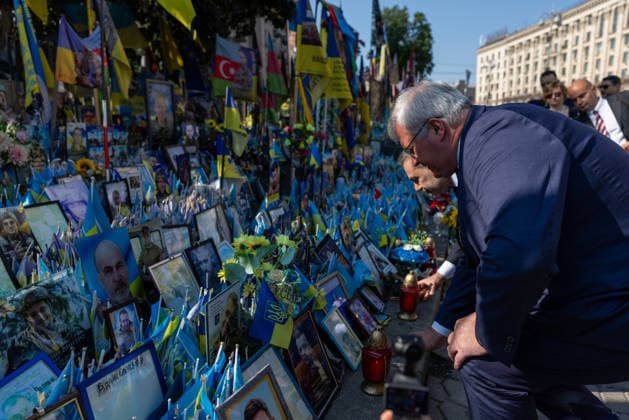 Turkish Foreign Minister Hakan Fidan in Kyiv??????? KYIV, UKRAINE - JULY 16: Turkish Foreign Minister Hakan Fidan and Ukrainian Foreign Minister Andrii Sybiha visit the National Memorial to the People on Independence Square (Maidan Nezalezhnosti) in Kyiv, Ukraine on July 16, 2026. Mustafa Hatipoglu Anadolu Kyiv Ukraine. Editorial use only. Please get in touch for any other usage.  Copyright: x2026xAnadoluxMustafaxHatipoglux