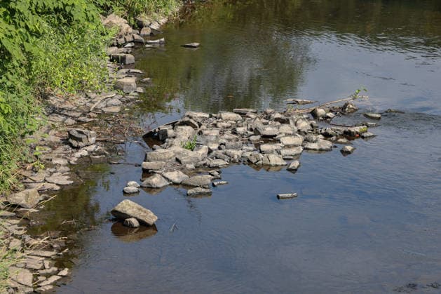 Sommer im Siegerland. Der Fluss Sieg wie hier bei Niederschelden fuehrt (führt) zur Zeit relativ wenig Wasser. Die Bezirksregierung Arnsberg untersagt daher die Wasserentnahme im Regierungsbezirk u.a. aus der Sieg aufgrund anhaltender Trockenheit. Sommer im Siegerland am 16.07.2026 in Siegen Deutschland. *** Summer in the Siegerland: The Sieg River, as seen here near Niederschelden, is currently carrying relatively little water. The Arnsberg District Government has therefore banned water withdrawal in the district—including from the Sieg—due to the ongoing drought. Summer in the Siegerland on July 16, 2026, in Siegen, Germany