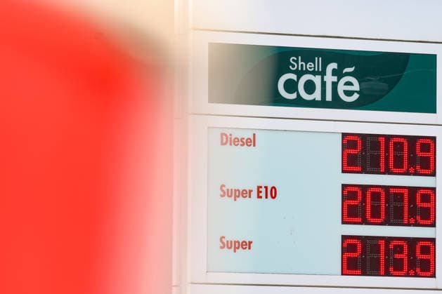 Wie ist die weitere Entwicklung der Spritpreise? Die Spritpreise ziehen weiter an. SHELL Tankstelle in Siegen. Bereits am Vormittag vor 12:00 Uhr liegen die Spritpreise deutlich hoeher (höher) als zu Beginn der Woche. Der aktuelle Preis fuer (für) Diesel, Super E10 und Super liegt deutlich ueber (über) 2 Euro. Tankstelle, Spritpreise am 16.07.2026 in Siegen Deutschland. *** What will happen to gas prices next? Gas prices continue to rise at the SHELL gas station in Siegen. Even before noon, gas prices are already significantly higher than at the start of the week. The current price for diesel, Super E10, and Super is well over 2 euros. Gas station, gas prices on July 16, 2026, in Siegen, Germany