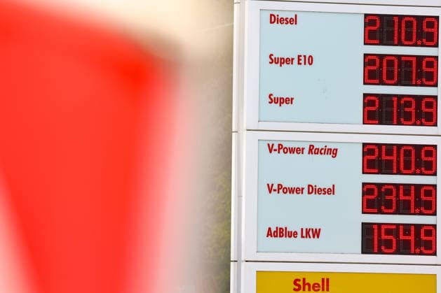 Wie ist die weitere Entwicklung der Spritpreise? Die Spritpreise ziehen weiter an. SHELL Tankstelle in Siegen. Bereits am Vormittag vor 12:00 Uhr liegen die Spritpreise deutlich hoeher (höher) als zu Beginn der Woche. Der aktuelle Preis fuer (für) Diesel, Super E10 und Super liegt deutlich ueber (über) 2 Euro. Tankstelle, Spritpreise am 16.07.2026 in Siegen Deutschland. *** What will happen to gas prices next? Gas prices continue to rise at the SHELL gas station in Siegen. Even before noon, gas prices are already significantly higher than at the start of the week. The current price for diesel, Super E10, and Super is well over 2 euros. Gas station, gas prices on July 16, 2026, in Siegen, Germany