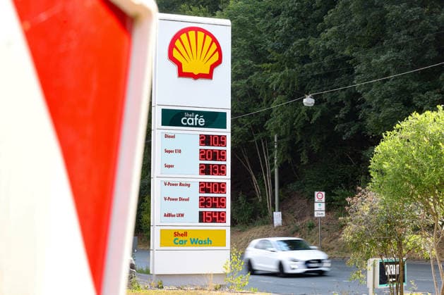 Wie ist die weitere Entwicklung der Spritpreise? Die Spritpreise ziehen weiter an. SHELL Tankstelle in Siegen. Bereits am Vormittag vor 12:00 Uhr liegen die Spritpreise deutlich hoeher (höher) als zu Beginn der Woche. Der aktuelle Preis fuer (für) Diesel, Super E10 und Super liegt deutlich ueber (über) 2 Euro. Tankstelle, Spritpreise am 16.07.2026 in Siegen Deutschland. *** What will happen to gas prices next? Gas prices continue to rise at the SHELL gas station in Siegen. Even before noon, gas prices are already significantly higher than at the start of the week. The current price for diesel, Super E10, and Super is well over 2 euros. Gas station, gas prices on July 16, 2026, in Siegen, Germany