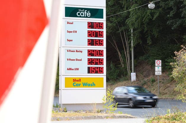 Wie ist die weitere Entwicklung der Spritpreise? Die Spritpreise ziehen weiter an. SHELL Tankstelle in Siegen. Bereits am Vormittag vor 12:00 Uhr liegen die Spritpreise deutlich hoeher (höher) als zu Beginn der Woche. Der aktuelle Preis fuer (für) Diesel, Super E10 und Super liegt deutlich ueber (über) 2 Euro. Tankstelle, Spritpreise am 16.07.2026 in Siegen Deutschland. *** What will happen to gas prices next? Gas prices continue to rise at the SHELL gas station in Siegen. Even before noon, gas prices are already significantly higher than at the start of the week. The current price for diesel, Super E10, and Super is well over 2 euros. Gas station, gas prices on July 16, 2026, in Siegen, Germany