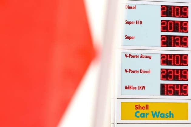 Wie ist die weitere Entwicklung der Spritpreise? Die Spritpreise ziehen weiter an. SHELL Tankstelle in Siegen. Bereits am Vormittag vor 12:00 Uhr liegen die Spritpreise deutlich hoeher (höher) als zu Beginn der Woche. Der aktuelle Preis fuer (für) Diesel, Super E10 und Super liegt deutlich ueber (über) 2 Euro. Tankstelle, Spritpreise am 16.07.2026 in Siegen Deutschland. *** What will happen to gas prices next? Gas prices continue to rise at the SHELL gas station in Siegen. Even before noon, gas prices are already significantly higher than at the start of the week. The current price for diesel, Super E10, and Super is well over 2 euros. Gas station, gas prices on July 16, 2026, in Siegen, Germany