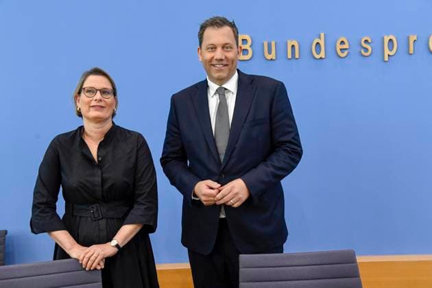 ABB BPK- Dr. Stefanie Hubig Bundesministerin der Justiz Verbraucherschutz Lars Klingbeil der Bundesminister der Finanzen SPD Politiker Vorstellung des Aktionsplans zur Bekaempfung von Steuer- und Finanzkriminalitaet auf der BPK Bundespressekonferenz am 16.07.2026 in Berlin Berlin Deutschland *** ABB BPK Dr. Stefanie Hubig, Federal Minister of Justice and Consumer Protection; Lars Klingbeil, Federal Minister of Finance; SPD politician; Presentation of the action plan to combat tax and financial crime at the BPK Federal Press Conference on July 16, 2026, in Berlin, Germany