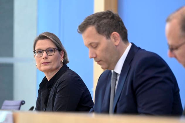 ABB BPK- Dr. Stefanie Hubig Bundesministerin der Justiz Verbraucherschutz Lars Klingbeil der Bundesminister der Finanzen SPD Politiker Vorstellung des Aktionsplans zur Bekaempfung von Steuer- und Finanzkriminalitaet auf der BPK Bundespressekonferenz am 16.07.2026 in Berlin Berlin Deutschland *** ABB BPK Dr. Stefanie Hubig, Federal Minister of Justice and Consumer Protection; Lars Klingbeil, Federal Minister of Finance; SPD politician; Presentation of the action plan to combat tax and financial crime at the BPK Federal Press Conference on July 16, 2026, in Berlin, Germany