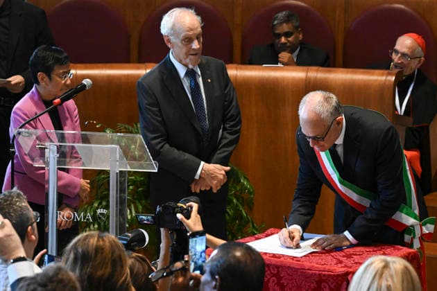 July 16, 2026, Rome, Italy: (L-R) Nobel Peace Prize, Maria Ressa, Nobel Prize in Physics, David Gross, and Mayor of Rome, Roberto Gualtieri, during the last day of 2026 Global Nobel Laureates Assembly in Rome, Italy, 16 July 2026. ANSA RICCARDO ANTIMIANI. Rome Italy  - ZUMAa110 20260716_zaf_a110_023 Copyright: xRiccardoxAntimianix