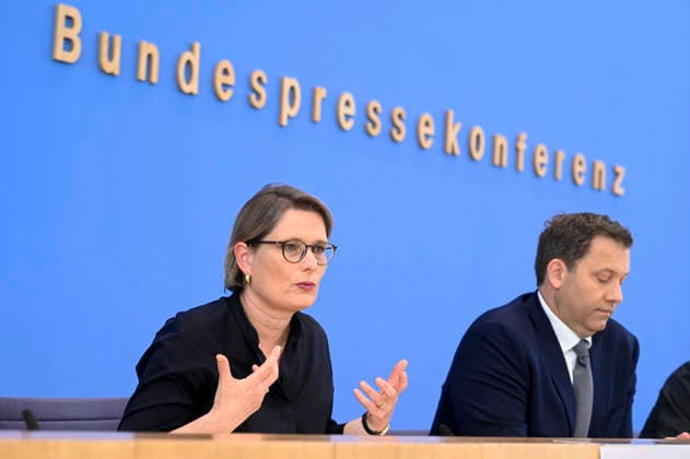 ABB BPK- Dr. Stefanie Hubig Bundesministerin der Justiz Verbraucherschutz Lars Klingbeil der Bundesminister der Finanzen SPD Politiker Vorstellung des Aktionsplans zur Bekaempfung von Steuer- und Finanzkriminalitaet auf der BPK Bundespressekonferenz am 16.07.2026 in Berlin Berlin Deutschland *** ABB BPK Dr. Stefanie Hubig, Federal Minister of Justice and Consumer Protection; Lars Klingbeil, Federal Minister of Finance; SPD politician; Presentation of the action plan to combat tax and financial crime at the BPK Federal Press Conference on July 16, 2026, in Berlin, Germany