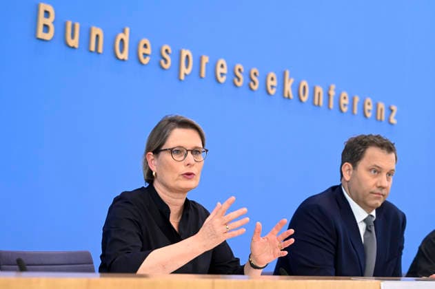 ABB BPK- Dr. Stefanie Hubig Bundesministerin der Justiz Verbraucherschutz Lars Klingbeil der Bundesminister der Finanzen SPD Politiker Vorstellung des Aktionsplans zur Bekaempfung von Steuer- und Finanzkriminalitaet auf der BPK Bundespressekonferenz am 16.07.2026 in Berlin Berlin Deutschland *** ABB BPK Dr. Stefanie Hubig, Federal Minister of Justice and Consumer Protection; Lars Klingbeil, Federal Minister of Finance; SPD politician; Presentation of the action plan to combat tax and financial crime at the BPK Federal Press Conference on July 16, 2026, in Berlin, Germany