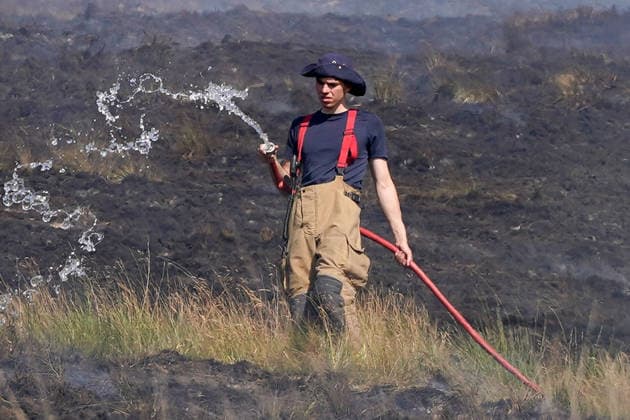 July 16, 2026, Glossop, Derbyshire, UK: Glossop, UK. Firefighters tackle a massive moorland wildfire on Tintwistle Moor in Glossop, Derbyshire. Glossop UK  - ZUMAl94_ 20260716_zaf_l94_011 Copyright: xIoannisxAlexopoulosx