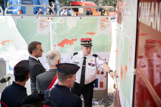 Macron Visits Firefighters Following Fire in Fontainebleau Forest - Noisy-Sur-Ecole French President Emmanuel Macron during a visit at the firefighters central command site following a fire in the Fontainebleau Forest, in Noisy-sur-Ecole, near Paris on July 16, 2026. Photo by Eliot Blondet ABACAPRESS.COM Fontainebleau France France  Copyright: xBlondetxEliot ABACAx