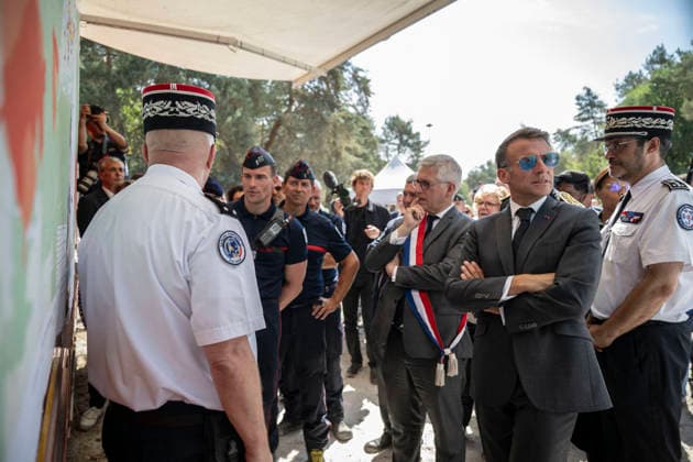 Macron Visits Firefighters Following Fire in Fontainebleau Forest - Noisy-Sur-Ecole French President Emmanuel Macron during a visit at the firefighters central command site following a fire in the Fontainebleau Forest, in Noisy-sur-Ecole, near Paris on July 16, 2026. Photo by Eliot Blondet ABACAPRESS.COM Fontainebleau France France  Copyright: xBlondetxEliot ABACAx
