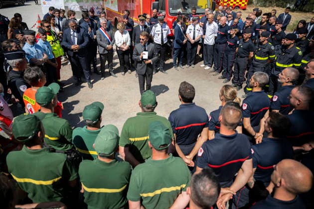 Macron Visits Firefighters Following Fire in Fontainebleau Forest - Noisy-Sur-Ecole French President Emmanuel Macron during a visit at the firefighters central command site following a fire in the Fontainebleau Forest, in Noisy-sur-Ecole, near Paris on July 16, 2026. Photo by Eliot Blondet ABACAPRESS.COM Fontainebleau France France  Copyright: xBlondetxEliot ABACAx