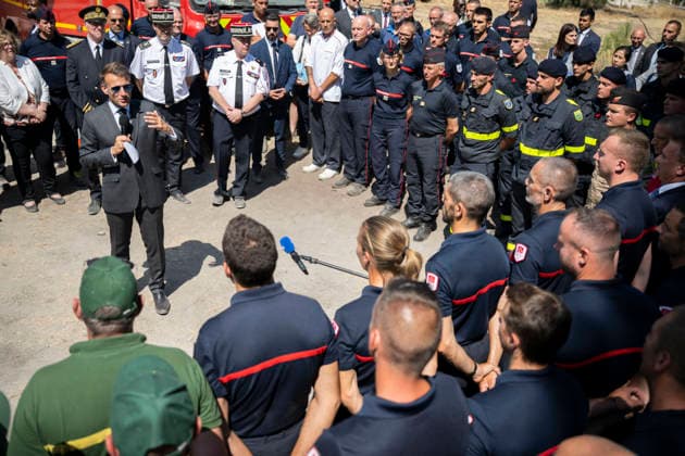 Macron Visits Firefighters Following Fire in Fontainebleau Forest - Noisy-Sur-Ecole French President Emmanuel Macron during a visit at the firefighters central command site following a fire in the Fontainebleau Forest, in Noisy-sur-Ecole, near Paris on July 16, 2026. Photo by Eliot Blondet ABACAPRESS.COM Fontainebleau France France  Copyright: xBlondetxEliot ABACAx