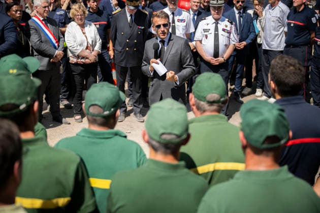 Macron Visits Firefighters Following Fire in Fontainebleau Forest - Noisy-Sur-Ecole French President Emmanuel Macron during a visit at the firefighters central command site following a fire in the Fontainebleau Forest, in Noisy-sur-Ecole, near Paris on July 16, 2026. Photo by Eliot Blondet ABACAPRESS.COM Fontainebleau France France  Copyright: xBlondetxEliot ABACAx
