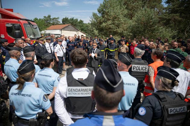 Macron Visits Firefighters Following Fire in Fontainebleau Forest - Noisy-Sur-Ecole French President Emmanuel Macron during a visit at the firefighters central command site following a fire in the Fontainebleau Forest, in Noisy-sur-Ecole, near Paris on July 16, 2026. Photo by Eliot Blondet ABACAPRESS.COM Fontainebleau France France  Copyright: xBlondetxEliot ABACAx