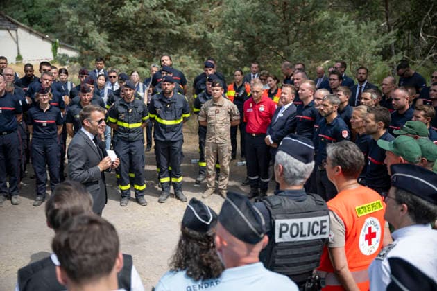 Macron Visits Firefighters Following Fire in Fontainebleau Forest - Noisy-Sur-Ecole French President Emmanuel Macron during a visit at the firefighters central command site following a fire in the Fontainebleau Forest, in Noisy-sur-Ecole, near Paris on July 16, 2026. Photo by Eliot Blondet ABACAPRESS.COM Fontainebleau France France  Copyright: xBlondetxEliot ABACAx
