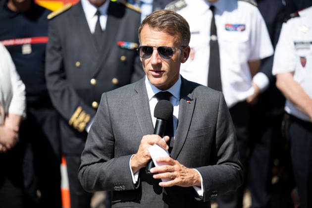Macron Visits Firefighters Following Fire in Fontainebleau Forest - Noisy-Sur-Ecole French President Emmanuel Macron during a visit at the firefighters central command site following a fire in the Fontainebleau Forest, in Noisy-sur-Ecole, near Paris on July 16, 2026. Photo by Eliot Blondet ABACAPRESS.COM Fontainebleau France France  Copyright: xBlondetxEliot ABACAx