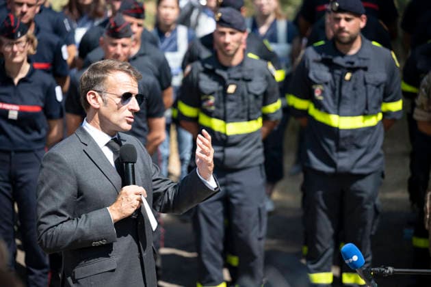 Macron Visits Firefighters Following Fire in Fontainebleau Forest - Noisy-Sur-Ecole French President Emmanuel Macron during a visit at the firefighters central command site following a fire in the Fontainebleau Forest, in Noisy-sur-Ecole, near Paris on July 16, 2026. Photo by Eliot Blondet ABACAPRESS.COM Fontainebleau France France  Copyright: xBlondetxEliot ABACAx