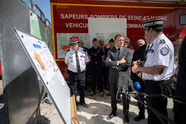 Macron Visits Firefighters Following Fire in Fontainebleau Forest - Noisy-Sur-Ecole French President Emmanuel Macron during a visit at the firefighters central command site following a fire in the Fontainebleau Forest, in Noisy-sur-Ecole, near Paris on July 16, 2026. Photo by Eliot Blondet ABACAPRESS.COM Fontainebleau France France  Copyright: xBlondetxEliot ABACAx
