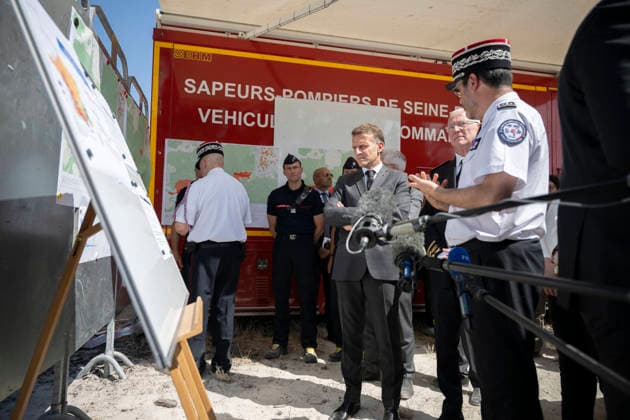 Macron Visits Firefighters Following Fire in Fontainebleau Forest - Noisy-Sur-Ecole French President Emmanuel Macron during a visit at the firefighters central command site following a fire in the Fontainebleau Forest, in Noisy-sur-Ecole, near Paris on July 16, 2026. Photo by Eliot Blondet ABACAPRESS.COM Fontainebleau France France  Copyright: xBlondetxEliot ABACAx