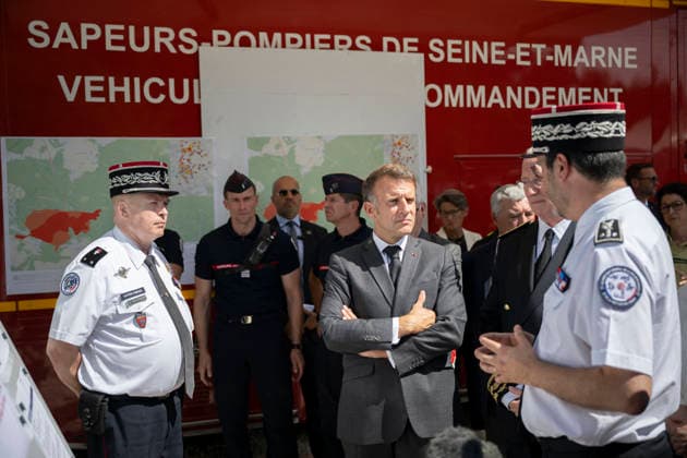 Macron Visits Firefighters Following Fire in Fontainebleau Forest - Noisy-Sur-Ecole French President Emmanuel Macron during a visit at the firefighters central command site following a fire in the Fontainebleau Forest, in Noisy-sur-Ecole, near Paris on July 16, 2026. Photo by Eliot Blondet ABACAPRESS.COM Fontainebleau France France  Copyright: xBlondetxEliot ABACAx