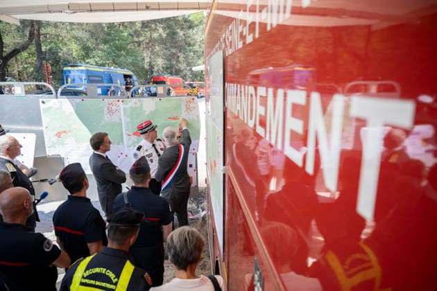 Macron Visits Firefighters Following Fire in Fontainebleau Forest - Noisy-Sur-Ecole French President Emmanuel Macron during a visit at the firefighters central command site following a fire in the Fontainebleau Forest, in Noisy-sur-Ecole, near Paris on July 16, 2026. Photo by Eliot Blondet ABACAPRESS.COM Fontainebleau France France  Copyright: xBlondetxEliot ABACAx