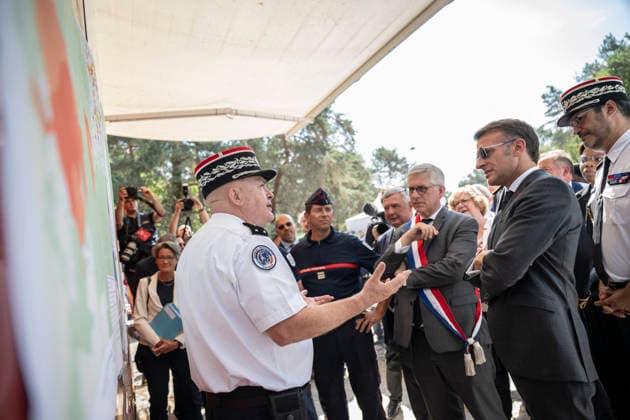 Macron Visits Firefighters Following Fire in Fontainebleau Forest - Noisy-Sur-Ecole French President Emmanuel Macron during a visit at the firefighters central command site following a fire in the Fontainebleau Forest, in Noisy-sur-Ecole, near Paris on July 16, 2026. Photo by Eliot Blondet ABACAPRESS.COM Fontainebleau France France  Copyright: xBlondetxEliot ABACAx