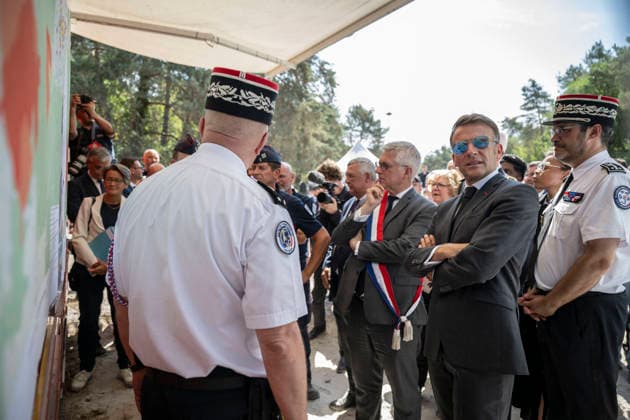 Macron Visits Firefighters Following Fire in Fontainebleau Forest - Noisy-Sur-Ecole French President Emmanuel Macron during a visit at the firefighters central command site following a fire in the Fontainebleau Forest, in Noisy-sur-Ecole, near Paris on July 16, 2026. Photo by Eliot Blondet ABACAPRESS.COM Fontainebleau France France  Copyright: xBlondetxEliot ABACAx