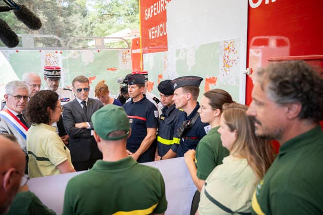 Macron Visits Firefighters Following Fire in Fontainebleau Forest - Noisy-Sur-Ecole French President Emmanuel Macron during a visit at the firefighters central command site following a fire in the Fontainebleau Forest, in Noisy-sur-Ecole, near Paris on July 16, 2026. Photo by Eliot Blondet ABACAPRESS.COM Fontainebleau France France  Copyright: xBlondetxEliot ABACAx