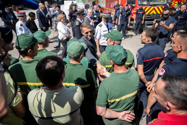 Macron Visits Firefighters Following Fire in Fontainebleau Forest - Noisy-Sur-Ecole French President Emmanuel Macron during a visit at the firefighters central command site following a fire in the Fontainebleau Forest, in Noisy-sur-Ecole, near Paris on July 16, 2026. Photo by Eliot Blondet ABACAPRESS.COM Fontainebleau France France  Copyright: xBlondetxEliot ABACAx