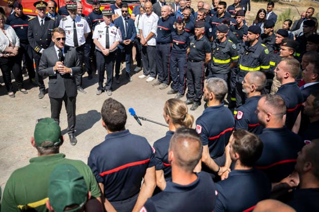 Macron Visits Firefighters Following Fire in Fontainebleau Forest - Noisy-Sur-Ecole French President Emmanuel Macron during a visit at the firefighters central command site following a fire in the Fontainebleau Forest, in Noisy-sur-Ecole, near Paris on July 16, 2026. Photo by Eliot Blondet ABACAPRESS.COM Fontainebleau France France  Copyright: xBlondetxEliot ABACAx