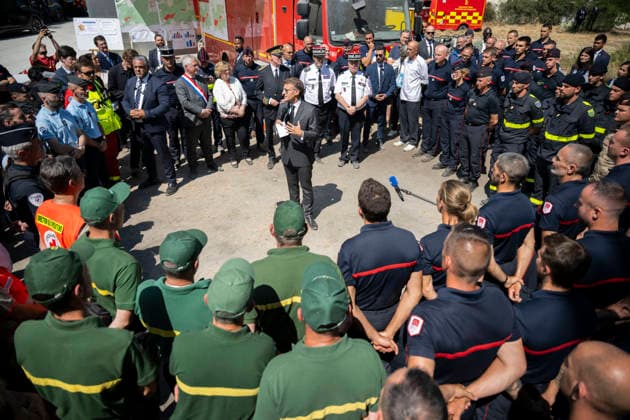 Macron Visits Firefighters Following Fire in Fontainebleau Forest - Noisy-Sur-Ecole French President Emmanuel Macron during a visit at the firefighters central command site following a fire in the Fontainebleau Forest, in Noisy-sur-Ecole, near Paris on July 16, 2026. Photo by Eliot Blondet ABACAPRESS.COM Fontainebleau France France  Copyright: xBlondetxEliot ABACAx