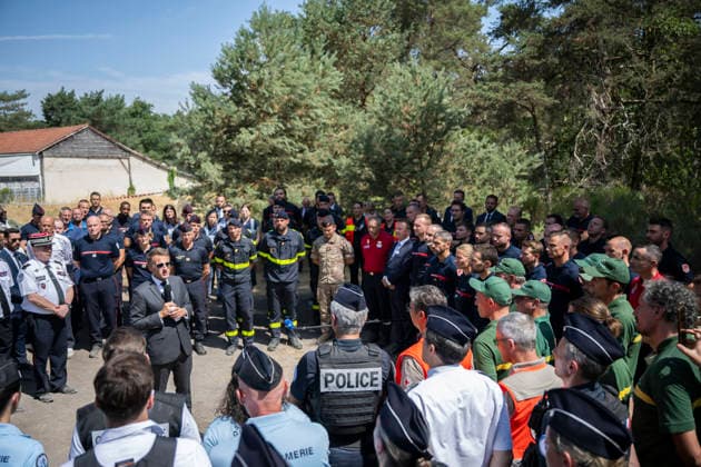 Macron Visits Firefighters Following Fire in Fontainebleau Forest - Noisy-Sur-Ecole French President Emmanuel Macron during a visit at the firefighters central command site following a fire in the Fontainebleau Forest, in Noisy-sur-Ecole, near Paris on July 16, 2026. Photo by Eliot Blondet ABACAPRESS.COM Fontainebleau France France  Copyright: xBlondetxEliot ABACAx