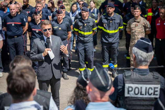 Macron Visits Firefighters Following Fire in Fontainebleau Forest - Noisy-Sur-Ecole French President Emmanuel Macron during a visit at the firefighters central command site following a fire in the Fontainebleau Forest, in Noisy-sur-Ecole, near Paris on July 16, 2026. Photo by Eliot Blondet ABACAPRESS.COM Fontainebleau France France  Copyright: xBlondetxEliot ABACAx